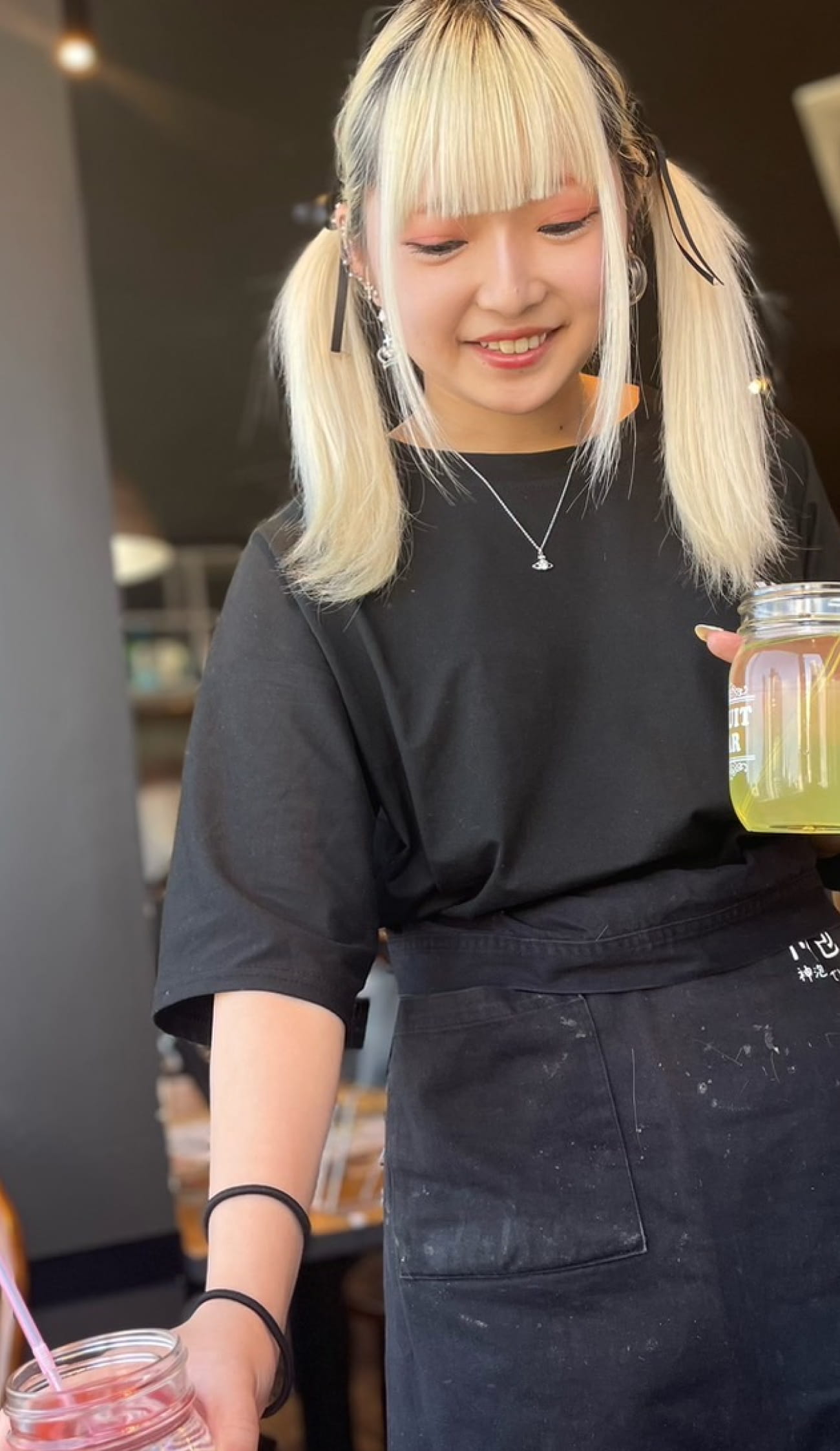 村上さんがお客様にドリンクを提供している様子