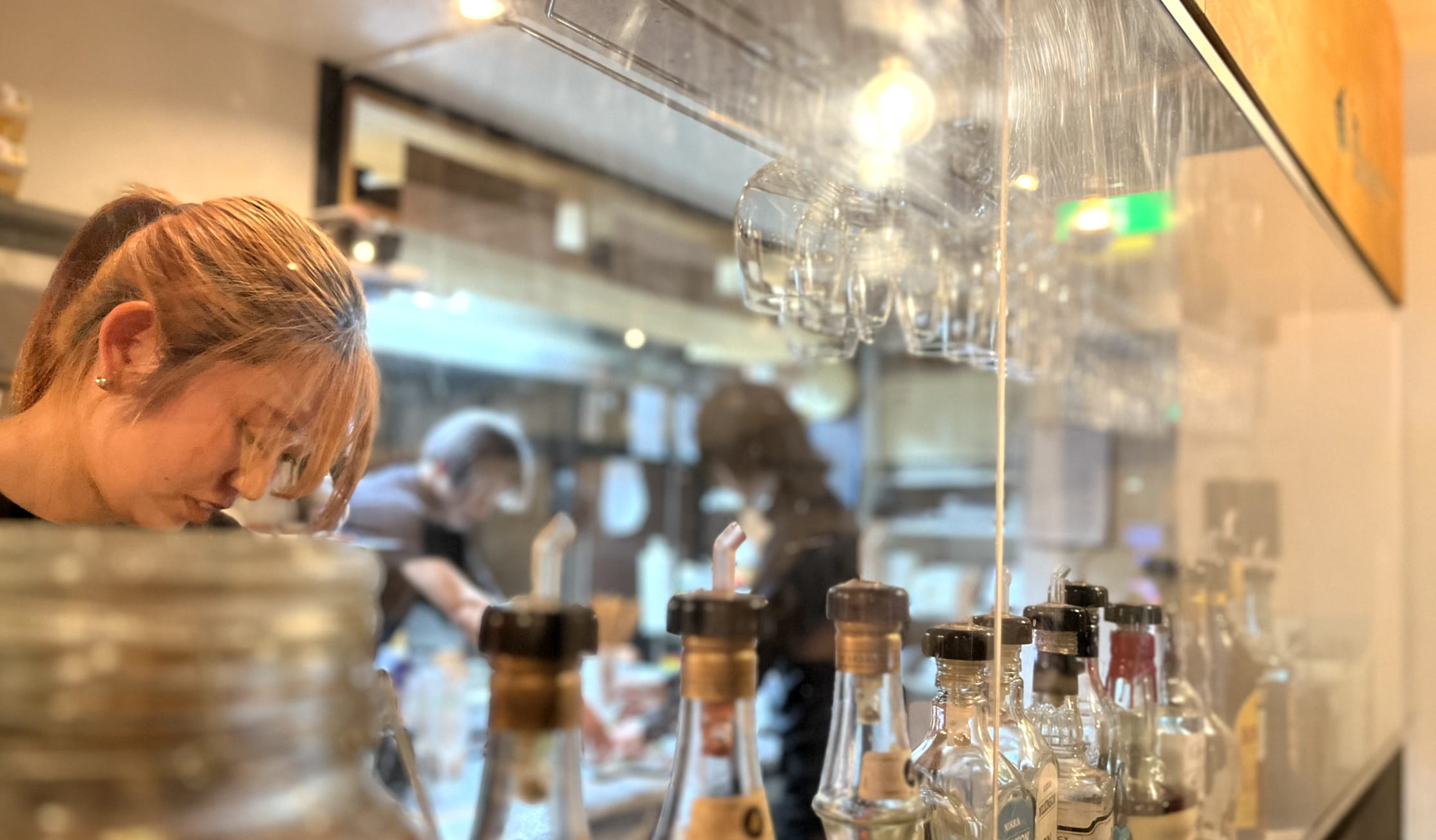 キッチンで仕込みをしている女性店員の様子