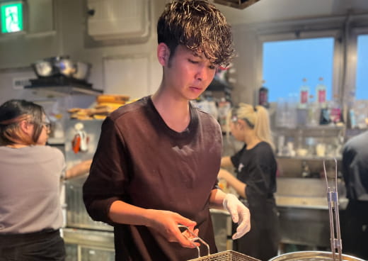 調理場で男性が調理をしている様子